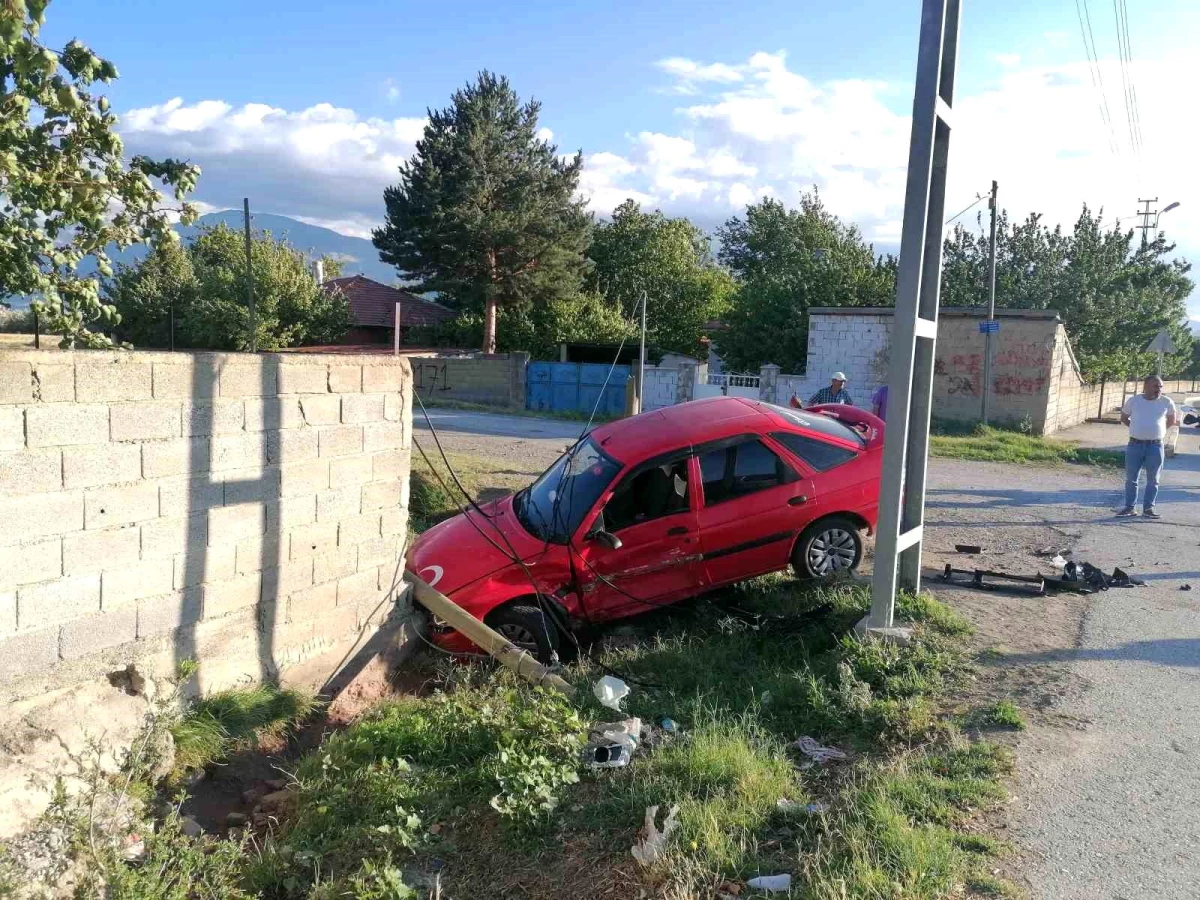 Erzincan’da Trafik Kazası: 2 Kişi Yaralandı